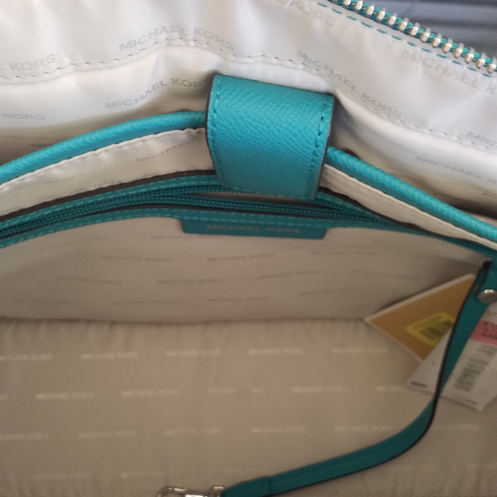 Michael Kors Pruse Set (SOLD) - Picture 4 of 12